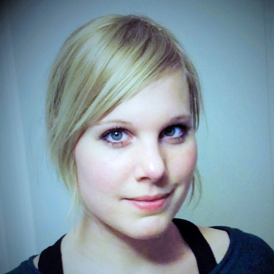 Öffnet den Servicebereich "Über diese Seite". Bildbeschreibung: Porträt Tina Otten. Ausschnitt von Kopf und Schultern mit einfarbigen Hintergrund. Sie blickt in die Kamera. 