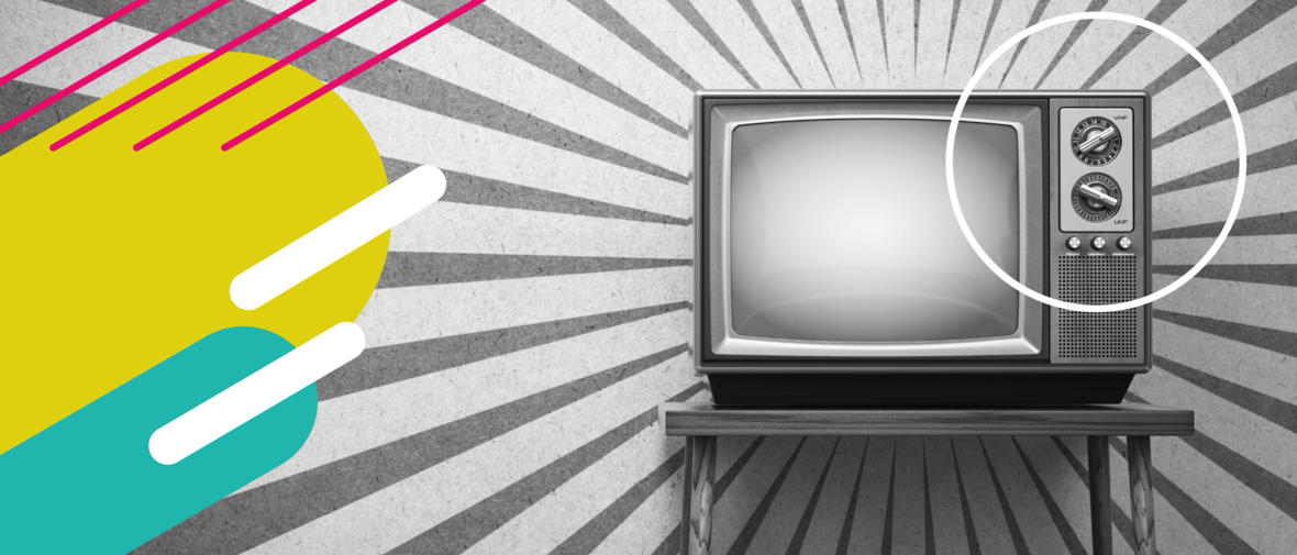 Bild in schwarz und weiß mit eingefügten bunten Gestaltungselementen. Auf dem Bild ist ein Röhrenfernseher abgebildet, der auf einem Tisch steht. Die Wand im Hintergrund ist ausgehend vom Fernseher mit Strahlen versehen.