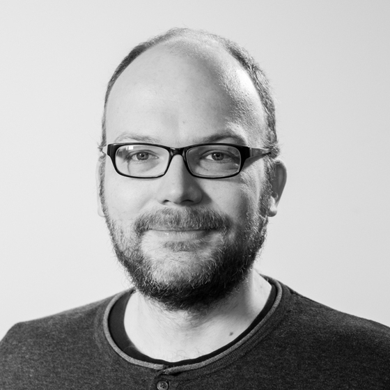 Porträt Stefan Berendes. Ausschnitt des Bildes zeigt ihn von Kopf bis zu den Schultern. Er blickt in die Kamera und lächelt. 