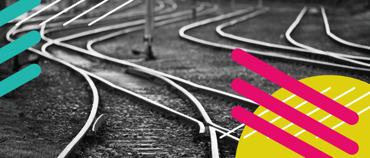 Bild in schwarz und weiß mit eingefügten bunten Gestaltungselementen. Man sieht Bahngleise die sich durch Weichen in verschiedene Spuren aufteilen. 