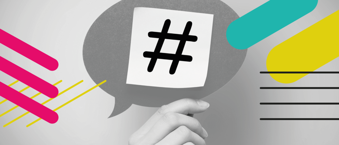 Bild in schwarz und weiß mit eingefügten bunten Gestaltungselementen. Man sieht eine Hand, die eine Sprechblase mit einem Hashtag hochhält. Der Hintergrund hat keine Struktur.