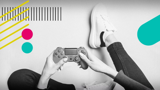 Öffnet die Seite "Schwerpunkt Gaming". Beschreibung: Bild in schwarz und weiß mit eingefügten bunten Gestaltungselementen. Es sind die Hände und die Füße einer Person zu sehen, die sitzend einen Playstation Controller hält. 