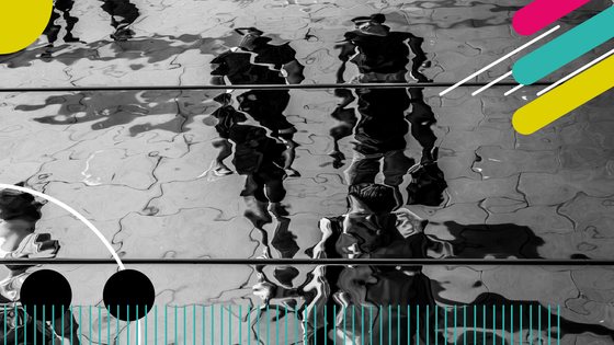 Öffnet den Baustein "Verschwörungserzählungen". Beschreibung: Bild in schwarz und weiß mit eingefügten bunten Gestaltungselementen. Man sieht Personen die auf einem Bürgersteig laufen von oben und als ob man durch Wasser blicke würde. 