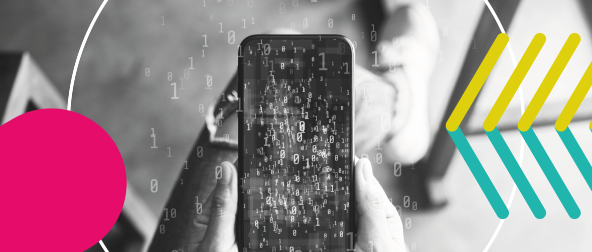Bild in schwarz und weiß mit bunten Gestaltungselementen. Es ist ein Smartphone in den Händen einer Person abgebildet. Es gehen Einsen und Nullen vom Bildschirm aus. Der Hintergrund ist unscharf.