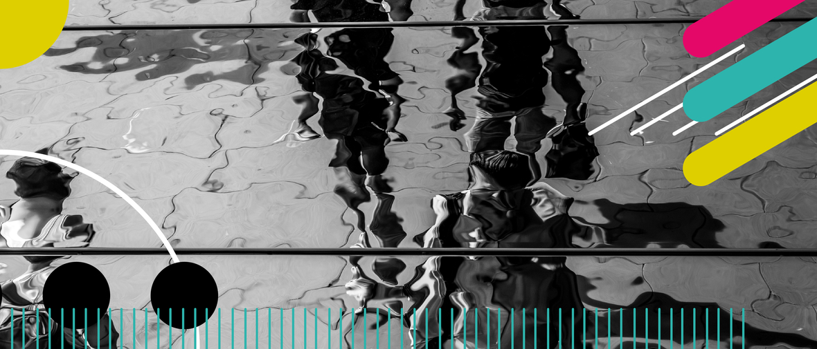 Bild in schwarz und weiß mit eingefügten bunten Gestaltungselementen. Man sieht Personen die auf einem Bürgersteig laufen von oben und als ob man durch Wasser blicke würde. 