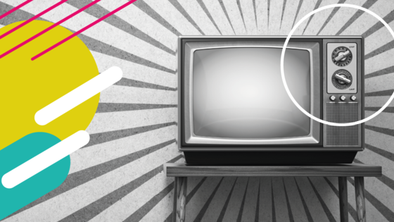 Öffnet den Debattenbeitrag "Demokratie und Medien". Beschreibung: Bild in schwarz und weiß mit eingefügten bunten Gestaltungselementen. Auf dem Bild ist ein Röhrenfernseher abgebildet, der auf einem Tisch steht. Die Wand im Hintergrund ist ausgehend vom Fernseher mit Strahlen versehen.
