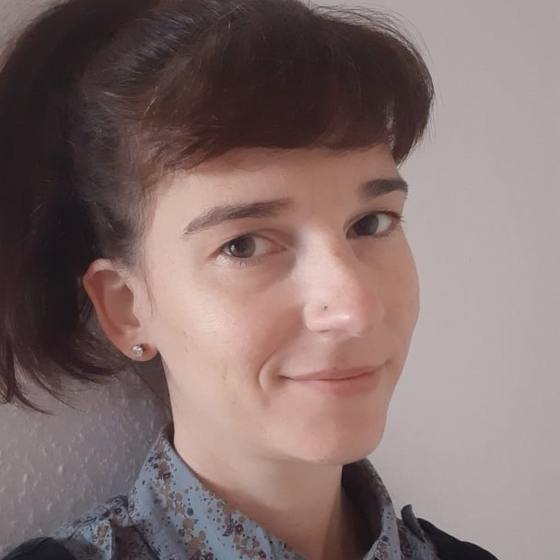 Öffnet den Servicebereich "Über diese Seite". Bildbeschreibung: Porträt Sylvia Jaki. Ausschnitt des Bildes von Kopf bis Schultern. Sie blickt in die Kamera und lächelt.