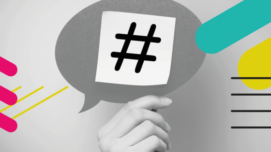 Öffnet den Baustein "Online Aktivismus". Beschreibung: Bild in schwarz und weiß mit eingefügten bunten Gestaltungselementen. Man sieht eine Hand, die eine Sprechblase mit einem Hashtag hochhält. Der Hintergrund hat keine Struktur.