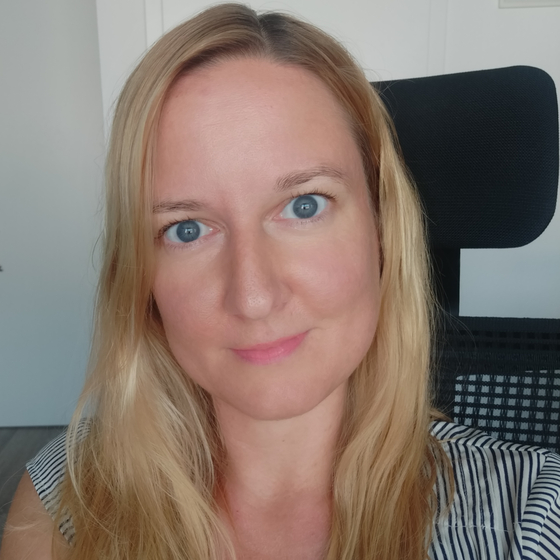 Öffnet den Servicebereich "Über diese Seite". Bildbeschreibung: Porträt Dr.in Lisa Villioth. Ausschnitt von Kopf bis Brustbereich. Sie sitzt im Bürostuhl und schaut direkt in die Kamera.
