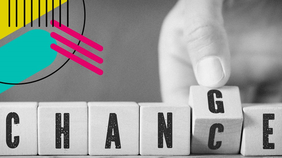 Öffnet die Seite "Schwerpunkt Digital Divide". Beschreibung: Bild in schwarz und weiß mit bunten Gestaltungselementen. Man sieht Buchstabenwürfel die das Wort "change" ergeben. Eine Hand dreht das "g" halb zu einem "c" sodass "chance" da steht.
