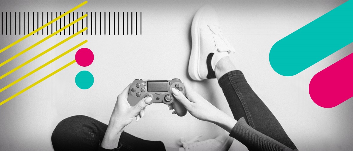 Bild in schwarz und weiß mit eingefügten bunten Gestaltungselementen. Es sind die Hände und die Füße einer Person zu sehen, die sitzend einen Playstation Controller hält. 